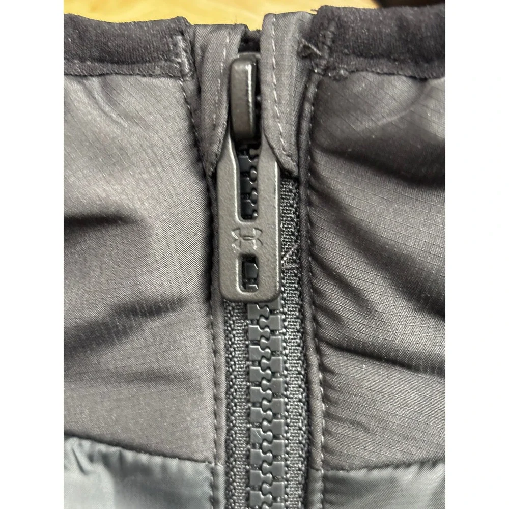 Under Armour Boys Pronto Puffer Jacket Zip Up Closure Repels Water-Puffer Jacket